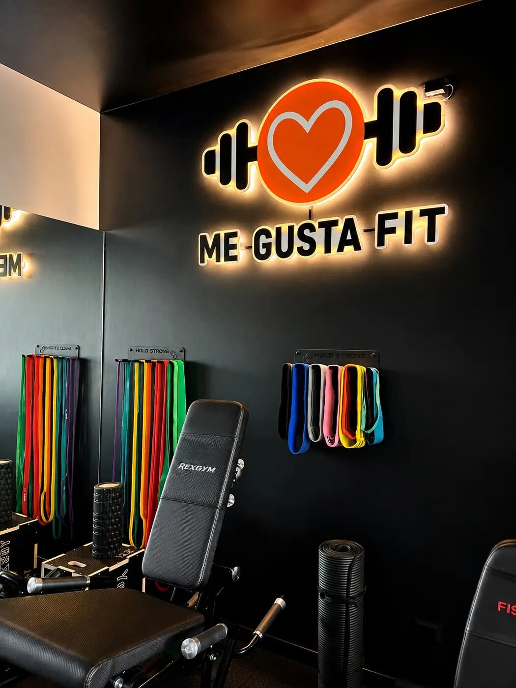 Logo Me Gusta Fit illuminato all'interno dello studio