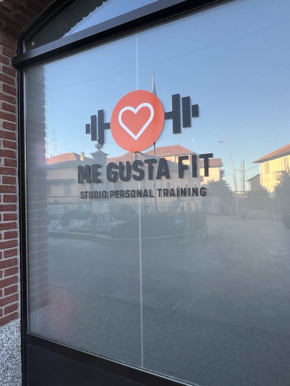 Logo Me Gusta Fit sulla vetrina dello studio
